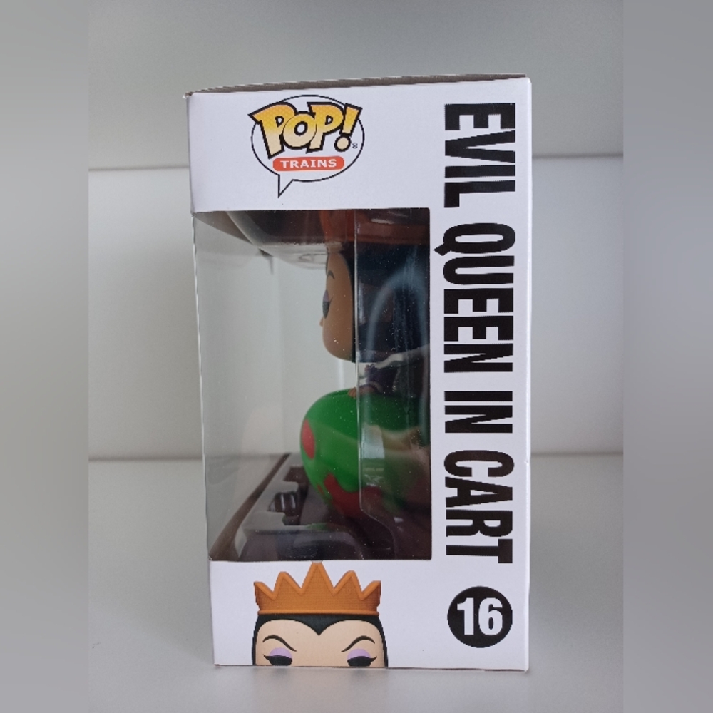 Disney Villains Evil Queen In Cart From Snow White 16 Trains Exclusive Funko Pop - Picture 2 of 8